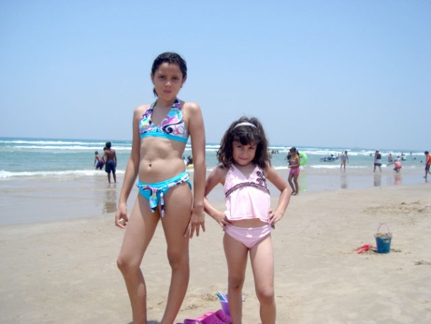 María Fernanda y Daniela Saenz Cortes en playa MIramar, Madero, Tamps.