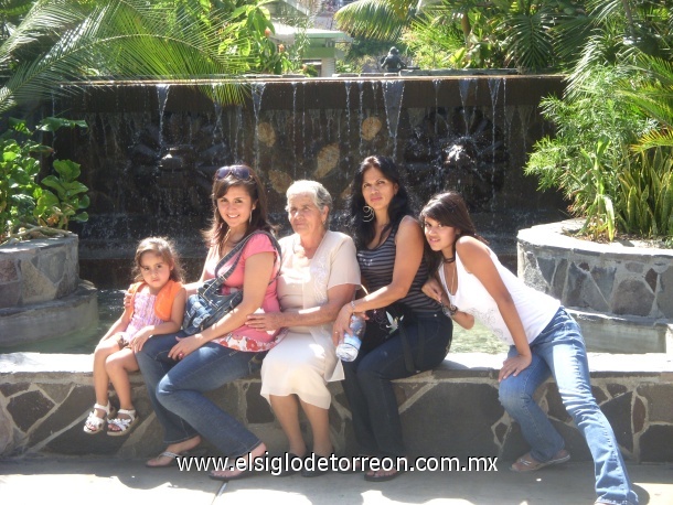 Claudeth Lazcano,Brisa Bueno, Sra Socorro Zamora, Conchis Gonzalez y Jackye Flores en plaza Mexico en Lynwood Ca.