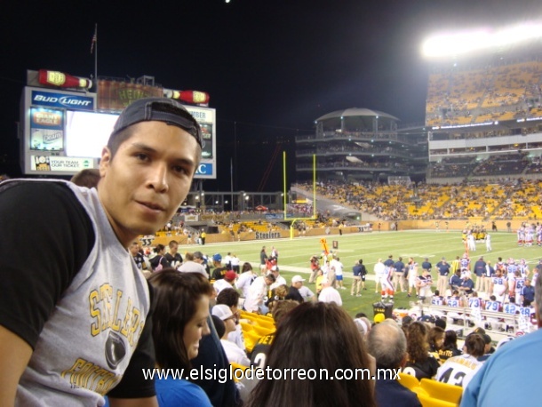 Ivan Obregon en el Heinz Field de Pittsburgh, PA. en un juego de los Steelers vs los Bills en Agosto de 2009.