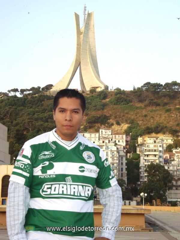 Ivan Obregon en el Monumento de los Martires en la cd. de Argel, Argelia, Julio de 2009.