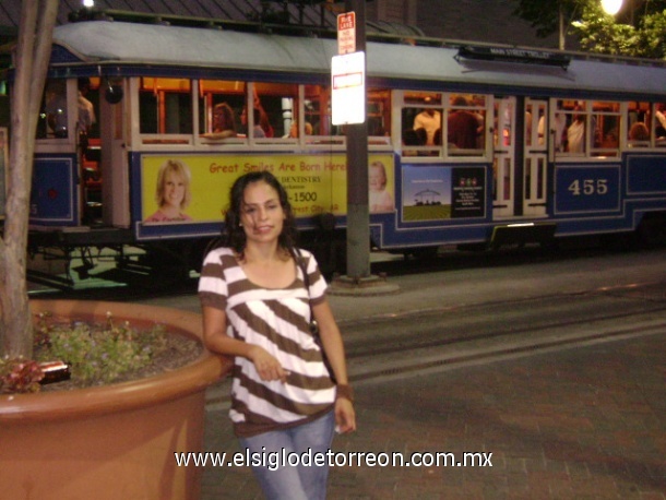 Margarita de Abril Jimenez Flores posando para la camara desde Memphis, Tennessee. us.a., paseando en la beale street, cuna del jazz y rock and roll