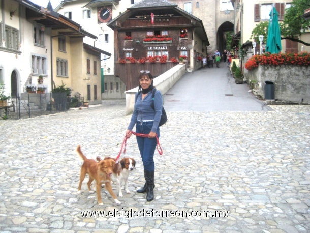 Paty Secenas con sus perros Tili y Lio en el bello pueblo de Gruyere, en Suiza