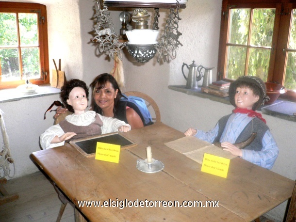 Paty Secenas, En Heidiland, con Heidi de los Alpes Suizos y Perdo el cabrero en la cabana del Abuelo de Heidi en lo alto del Alpe