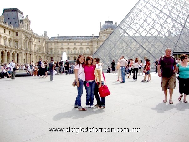 Paseando por Paris, Ana Cris Salcedo, Esira y Xiomis Acosta