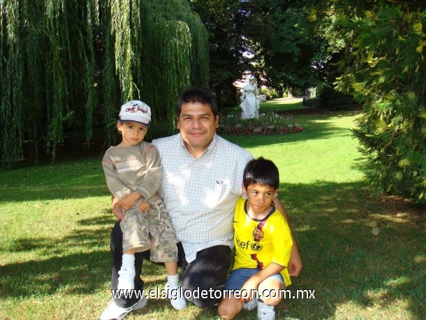 Los niños Matthieu y Sergio Yván Machuca Hermosillo con su papá Juan Sergio en Pamiers, Francia, el 21 de junio de 2009.