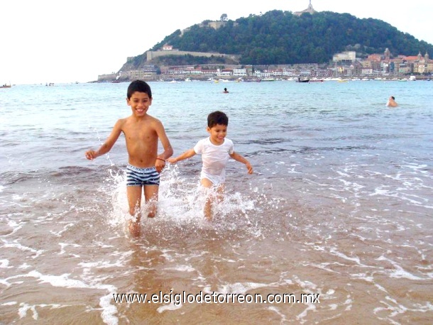 Los niños Yván y Matthieu Machuca Hermosillo, en San Sebastián, España, el 12 de septiembre de 2009.