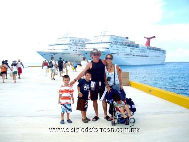 Eusebio e Iliana Tamez, Sebastian, Diego y Rodrigo Tamez SotolFoto tomada en Agosto 2009 en un crucero por el caribe. Radican en Eagle PAss, Texas.