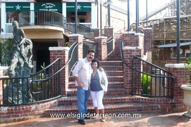 Jose Tinajero de paseo por huston texas con mi Esposa