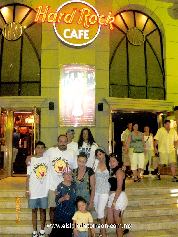 La familia en el Jarro Cafe en Cancún. Familia Peréz y Ordaz. Besos Visiten Cancún hermoso y precioso. Bye.