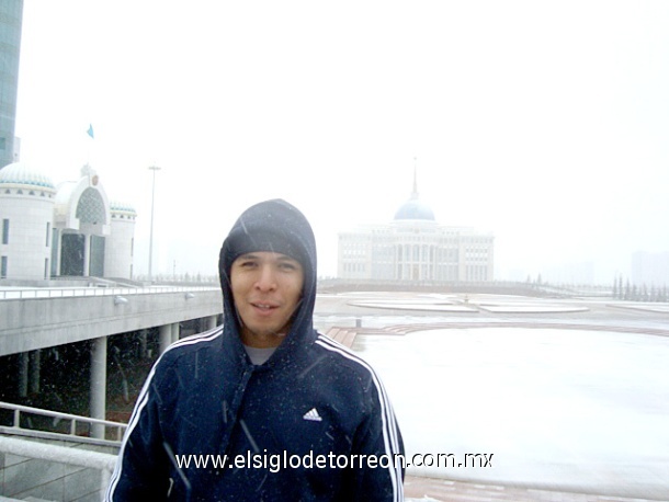 Iván Obregón Alba  en la ciudad de Astana, Kazajstan, con la residencia presidencial de fondo. 25 Octubre 2009