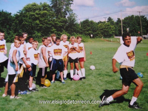 Coach Jesus Casas con sus alumnos de la escuela de soccer en Indianapolis