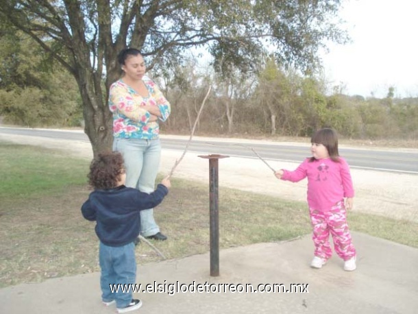 Con mis nietos y Elia mi esposa en Austin tx