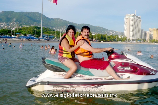 En Acapulco de vacaciones con mi esposa Elia.