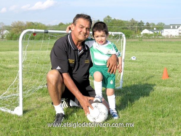 Oliver Casas y su abuelo Jesus Casas en una clinica de soccer Indianapolis