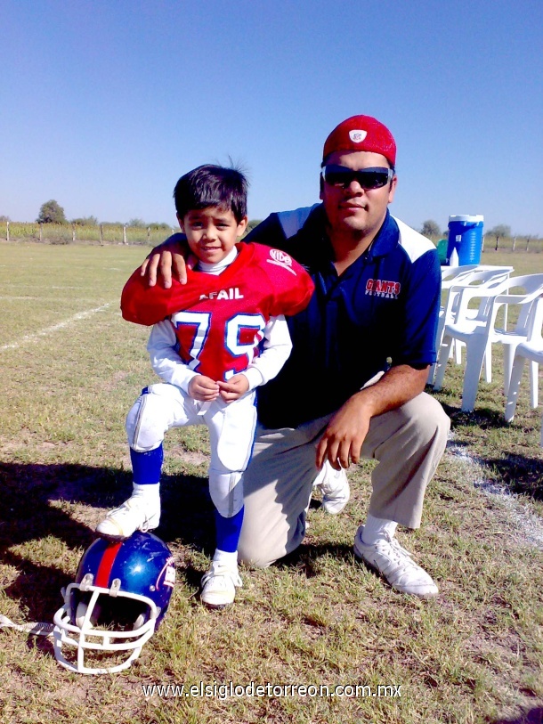 Paquito Orozco en su partido de Futbol Americano entre Gigantes y Dobermans. Aqui con su coach.