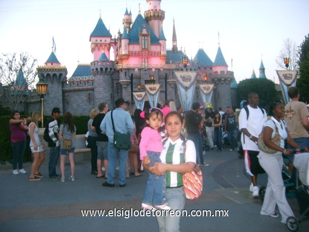 Isabel Saldaña y Jesabel Alvarado Paseando en Disneyland en Abril del 2009