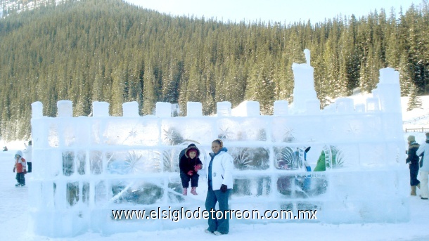 Mi hija y yo en un castillo de hielo en el lago de Banff en Canadá el 24 de diciembre del 2008.