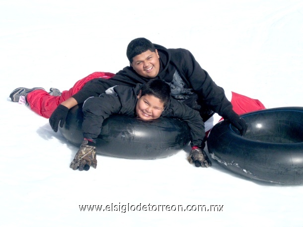 Mis hijos Anthony & Arthur en las montañas de Big Bear, Ca. Diciembre 16 del 2009