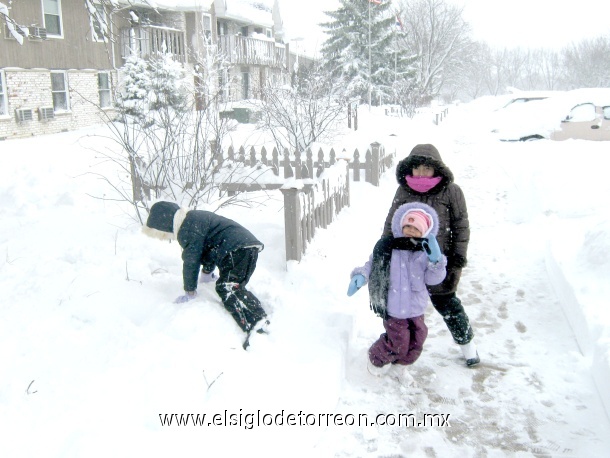 Primera nevada en Madison Wi. Diciembre 08 del 2009. Familia Ortiz Hernández. Saludos Torreón.