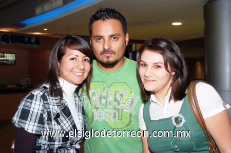 01022009  Argen García, Mario Martínez y Aída Moya, disfrutando de un agradable paseo en uno de los centros sociales de la ciudad.