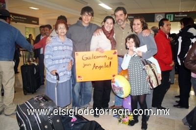 01022009  Ángela Anchondo llegó de Alemania y fue recibida por sus familiares.