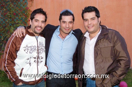 02022009 Jorge Humberto junto a sus amigos Rigo Soto y Óscar Soto.