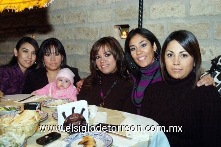 02022009 Marcela, Paola, Mariana, Liliana, Nadia y la pequeña Camila Heredia disfrutaron de una agradable velada en su restaurante favorito.