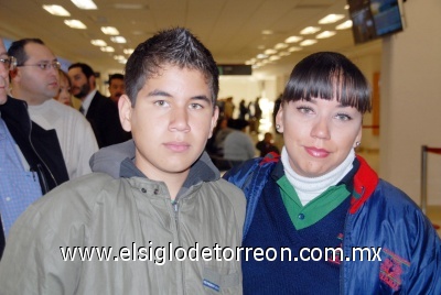 04022009 Jesús Alejandro Ramírez C. viajó a Tijuana y lo despidió su hermana.