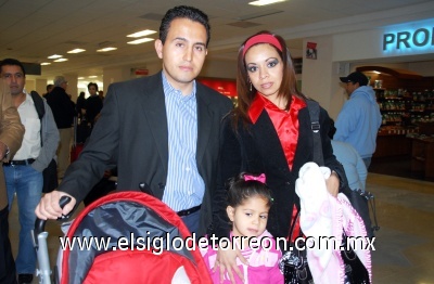 04022009 OrlandoHernández, Adela deHernández viajaron
al DF con sus hijas.