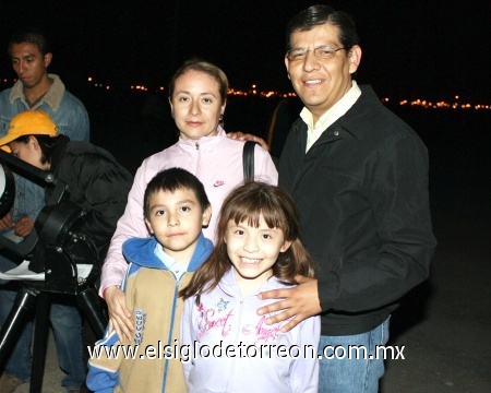 04022009 José Gabriel Rodríguez, Judith Fernández, Viridiana y José Gabriel.