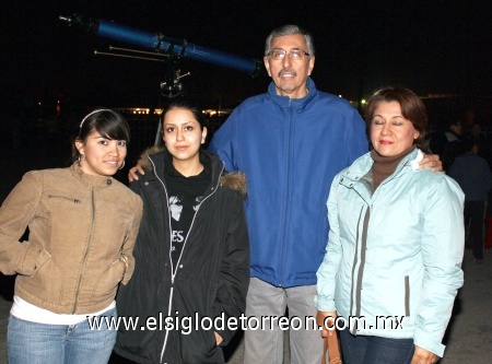 04022009 Rosario Varela Zúñiga, Lerins y Anaid Varela Castro y Yéssica Barajas.