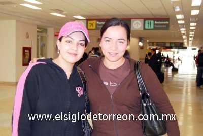 03022009 Rosa Aguirre y Adriana Valencia viajaron a la Ciudad de México.