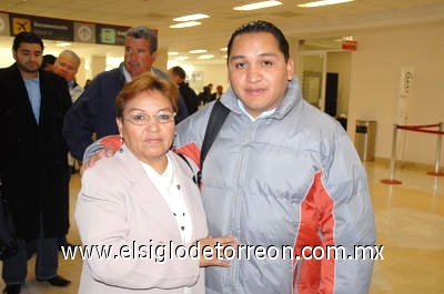 09022009 Cristian Castillo viajó a la Ciudad de México y lo despidió su mamá Consuelo de Castillo.