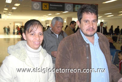 09022009 Rodolfo Tamayo viajó a la Ciudad de México y lo despidió Rosalva Estrello.