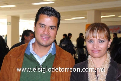 09022009 Ricardo Cervantes y Eva Padilla llegaron a Torreón procedentes de la Ciudad de México.