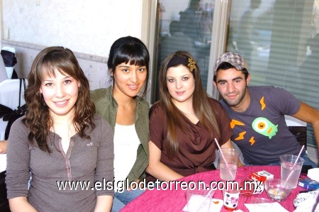 09022009 Convivencia. Valeria Rodríguez, Nora Vega, Sandra Valencia y Pepe Iga, amigos de la festejada, quienes disfrutaron de la fuente de chamoy.