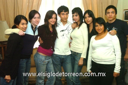 09022009 En su cumpleaños número 17, Abelardo gozó de la compañía de sus amigos y compañeros del colegio: Fernanda Castañeda, Daniela Gutiérrez, Estefanía Facusseh, Soriela, Fernanda González, Mary Carmen Ramírez y Guillermo Rodríguez.