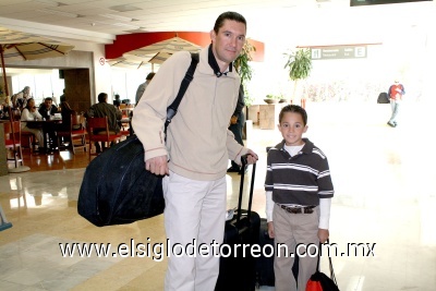 13022009 Llegaron de Guadalajara, Jal., Mauricio Figueroa y Mauricio Figueroa Jr.