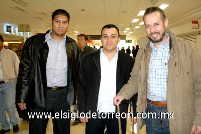 13022009 Luis Jaramillo y Salvador Bejar llegaron de Hawai y  fueron recibidos por Francisco Suárez.