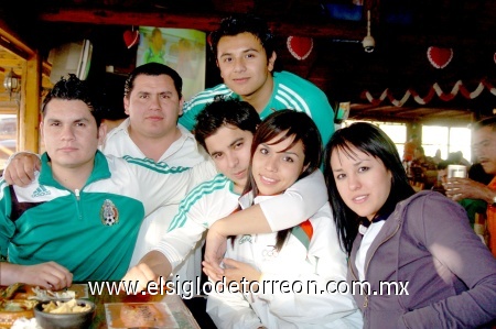 13022009 Jaime y Cristian Kiroz, Chuy y Panda Zúñiga, Lili Sol y Mariana Cedillo disfrutaron del juego de futbol de México contra Estados Unidos.