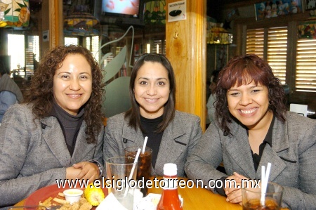 15022009 Mireya Ivonne, Alba Martínez y Sofía Muruaga, apoyaron al equipo mexicano.