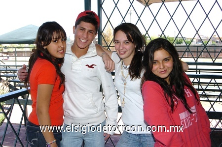 14022009 Andy Sánchez, chico Barraza, Ana Lucía Fernández y Andrea Lozoya, en una fotografía con motivo del Día del Amor y la Amistad.