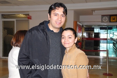 12022009 Édgar Pardo y Diana de Lara se fueron con destino a Mumbai, India, para tratar asuntos laborales.