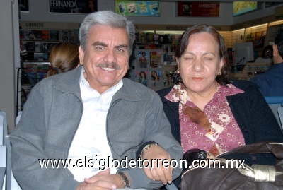 18022009 Jaime Hernández y Victoria Romo de Hernández captados en la sala de espera del aeropuerto.