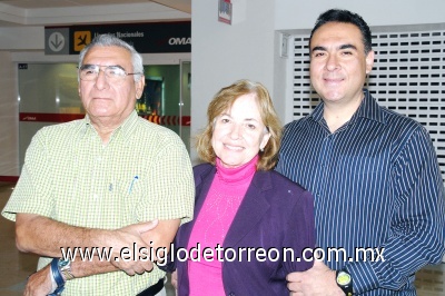 18022009 Antonio Muñoz, María Teresa Carvajal de Muñoz y Antonio Muñoz  se fueron a México.