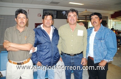 18022009 Francisco Rodríguez, Ismael Escobar, Arnulfo Zavala y Efrén Sifuentes en el aeropuerto.