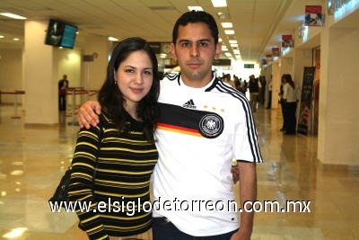 21022009 Cassandra Palacios recibió a Benjamín Gutiérrez en el aeropuerto de la ciudad.