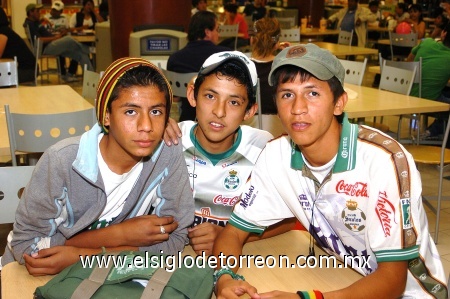 21022009 Félix Alberto Noriega, David Valdés y Eduardo Martínez, reunidos en conocido local de la ciudad disfrutando de una tarde de fútbol.