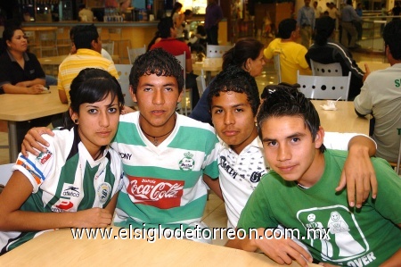 21022009 Angie Valencia, Charly Beltrán, Esteban Vázquez y Argenis Vitela, disfrutando de un especial paseo entre amigos.