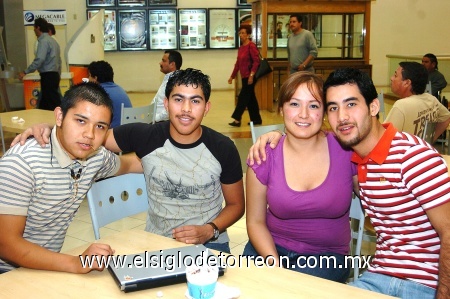 21022009 Víctor Estrada, Carlos Ochoa, Diana Meza y Mario Braham, disfrutando un especial paseo entre amigos por uno de los centros comerciales de esta ciudad.